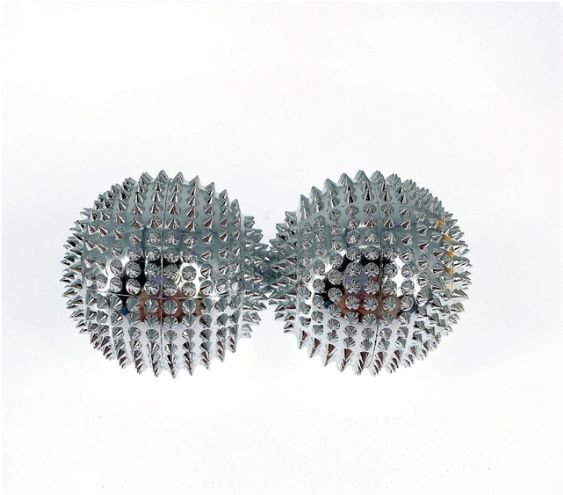 זוג כדורי עיסוי גדולים עם קוצים ומגנטים קוטר 5.6 ס"מ